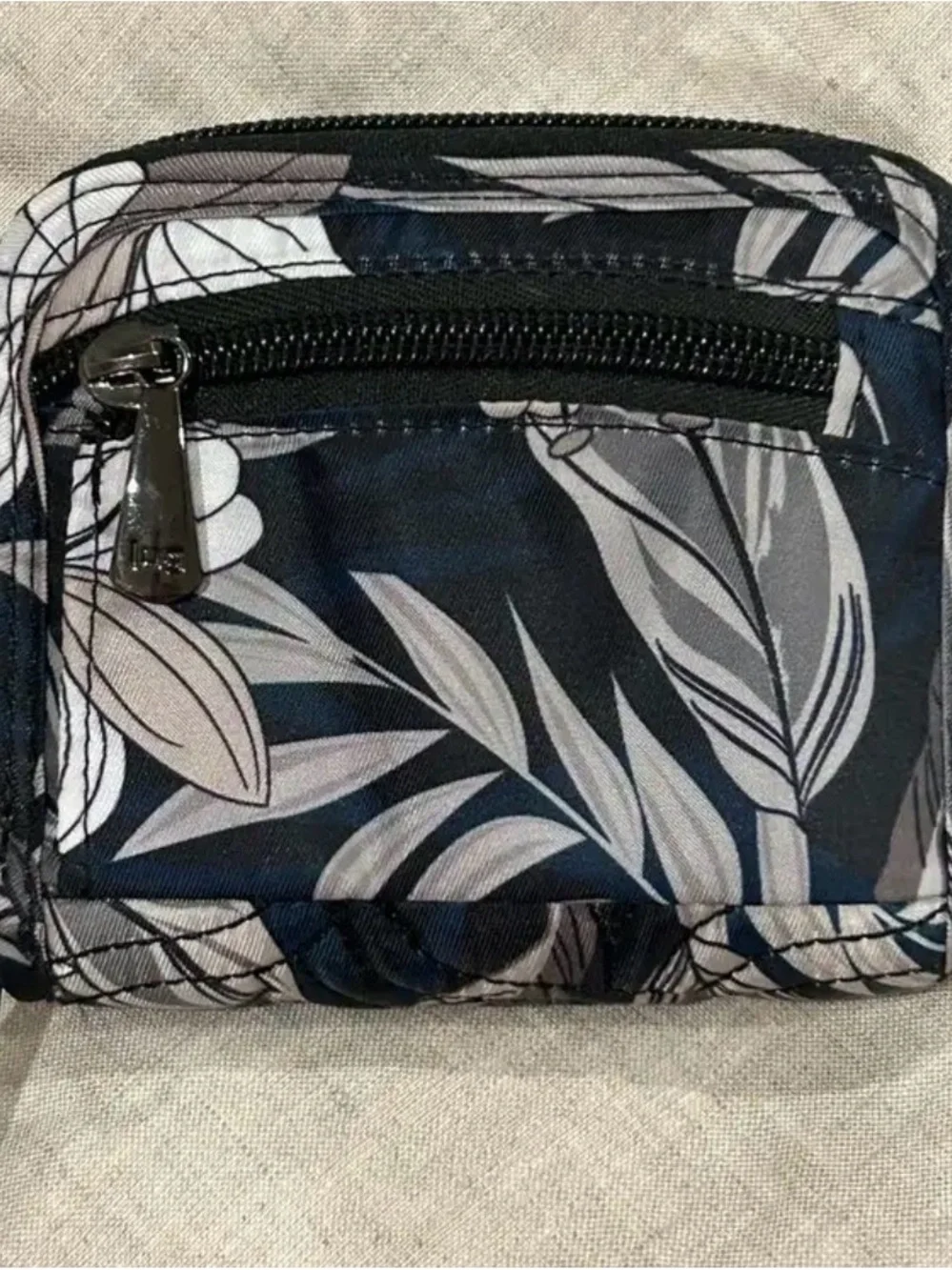 Lug Splits Compact RFID Wallet Lily Grey Print